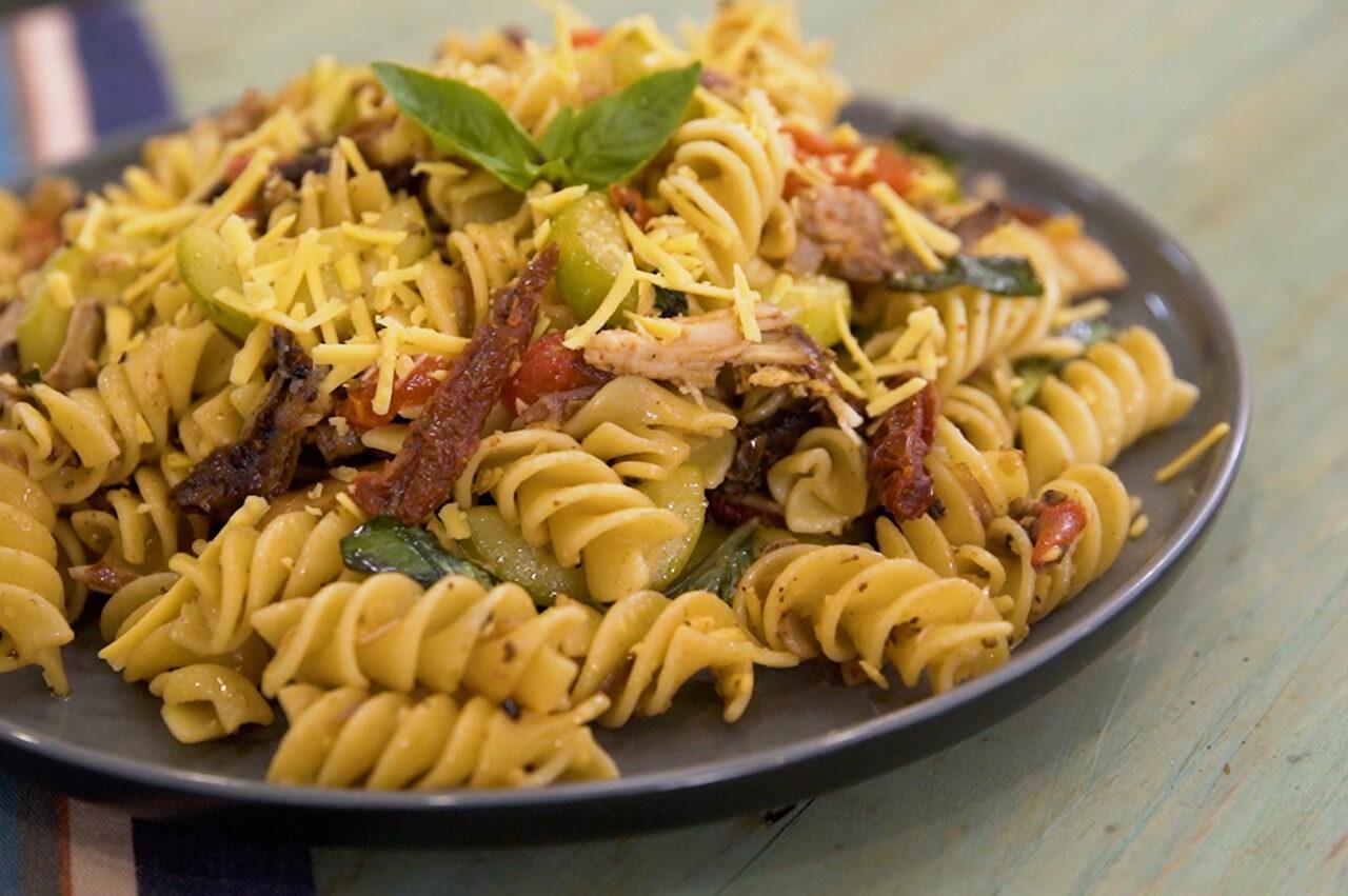 Chicken and Queso De Bola Pasta
